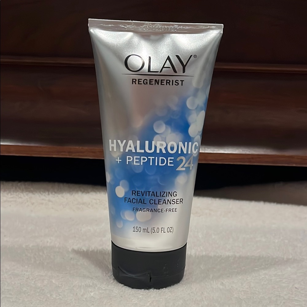 OLAY Regenerist Hyaluronic + Peptide 24 Revitalizing Facial Cleanser